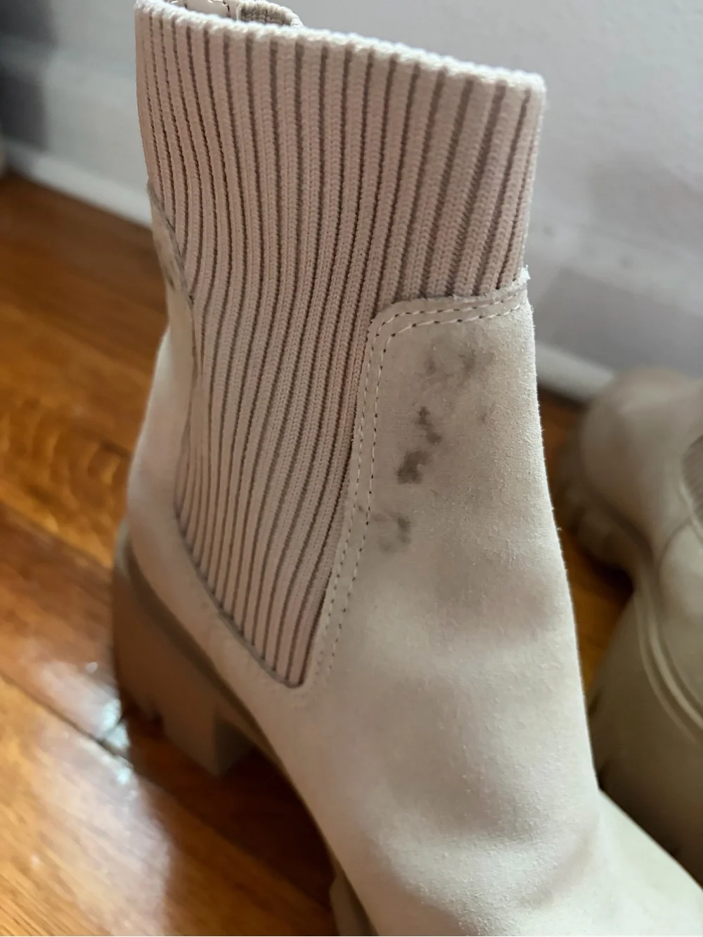 Women’s Steve Madden Cream Ribbed Chelsea Ankle Boots (6.5)